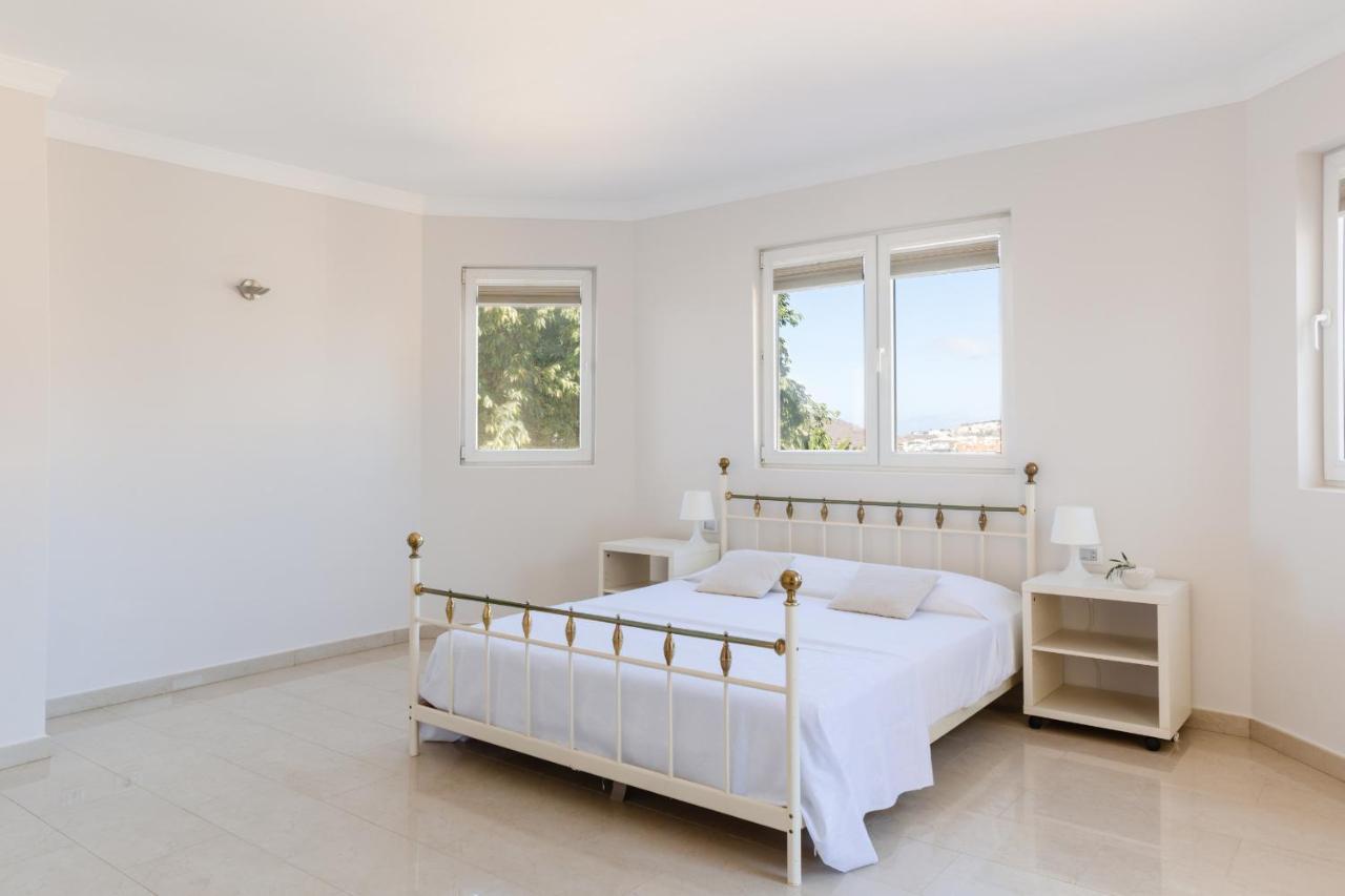 Modern With Private Pool And Mountain Views Villa *